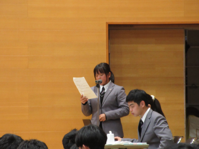 回答をする生徒会役員
